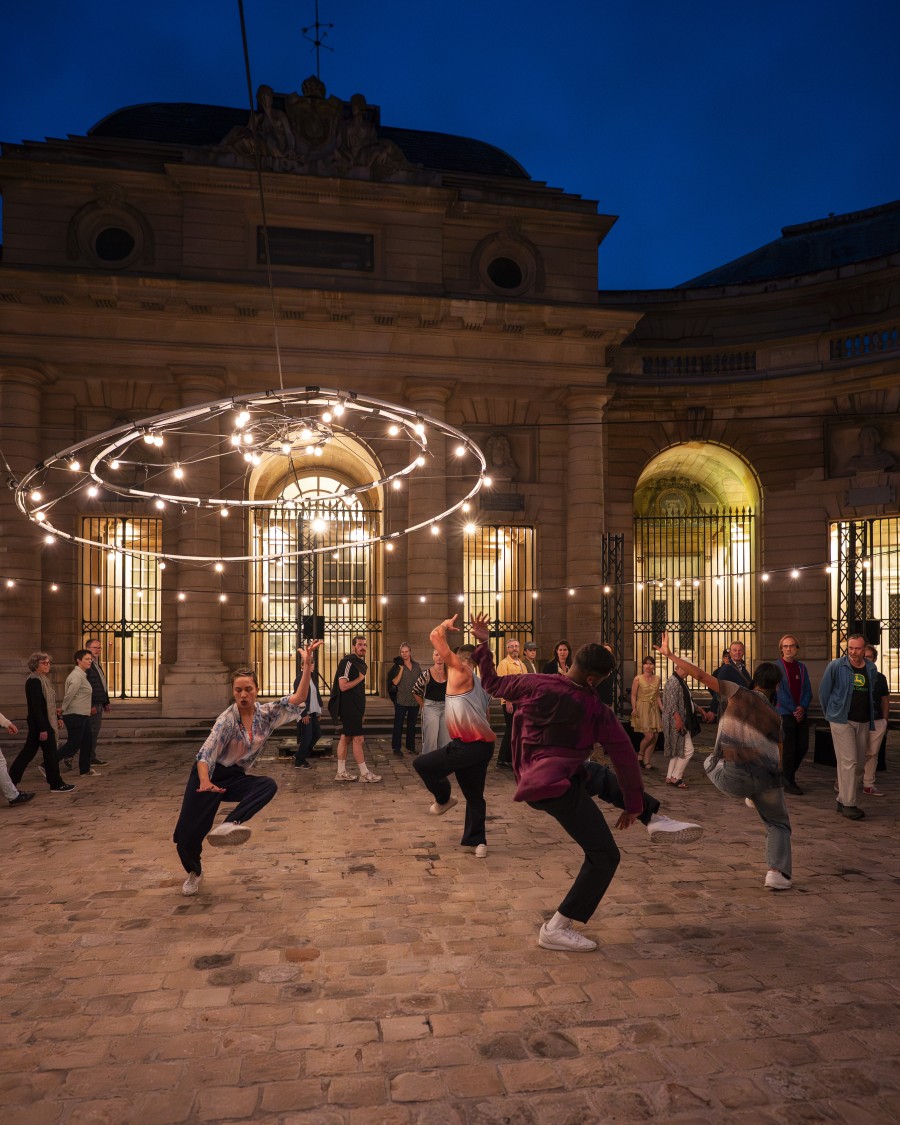 Image from OUVERTURE - pièce pour danseur·euse·x·s et public cheminant