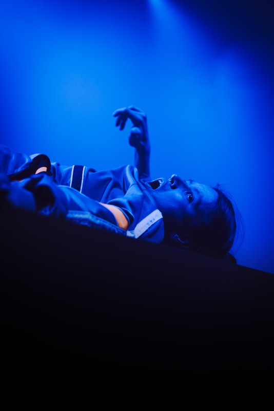 Image from Si me ves ir con todo, es porque a la noche lloro