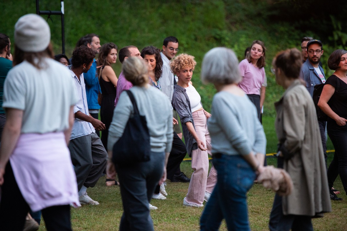 Image from OUVERTURE - pièce pour danseur·euse·x·s et public cheminant