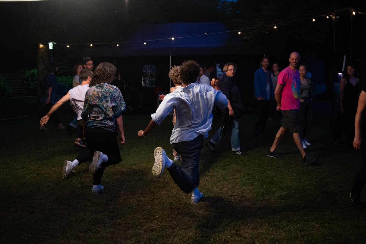 Image from OUVERTURE - pièce pour danseur·euse·x·s et public cheminant