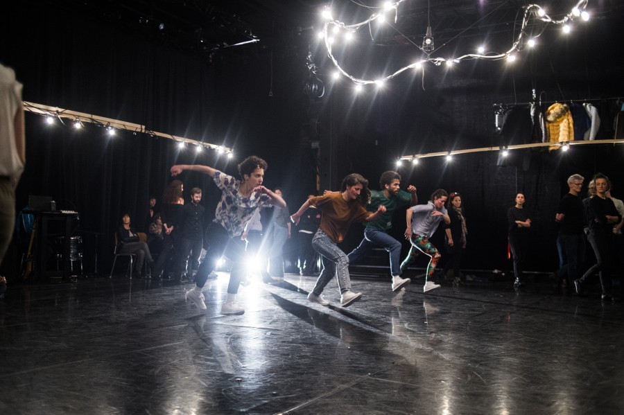Image from OUVERTURE - piece for dancers and walking audience